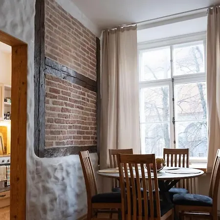 Medieval Romance And View On The Artery Of Old Town Appartement